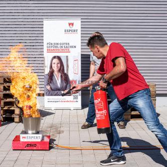 Brandbekämpfung Papiereimerbrand