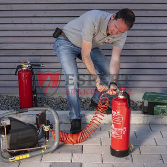 Auffüllen eines Übungsfeuerlöschers