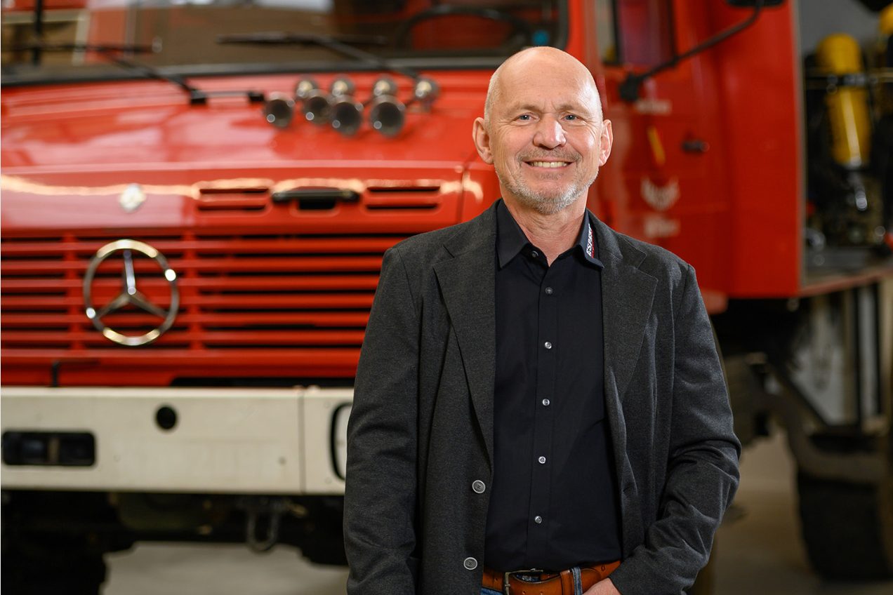 Joachim Espert vor einem Feuerwehrfahrzeug